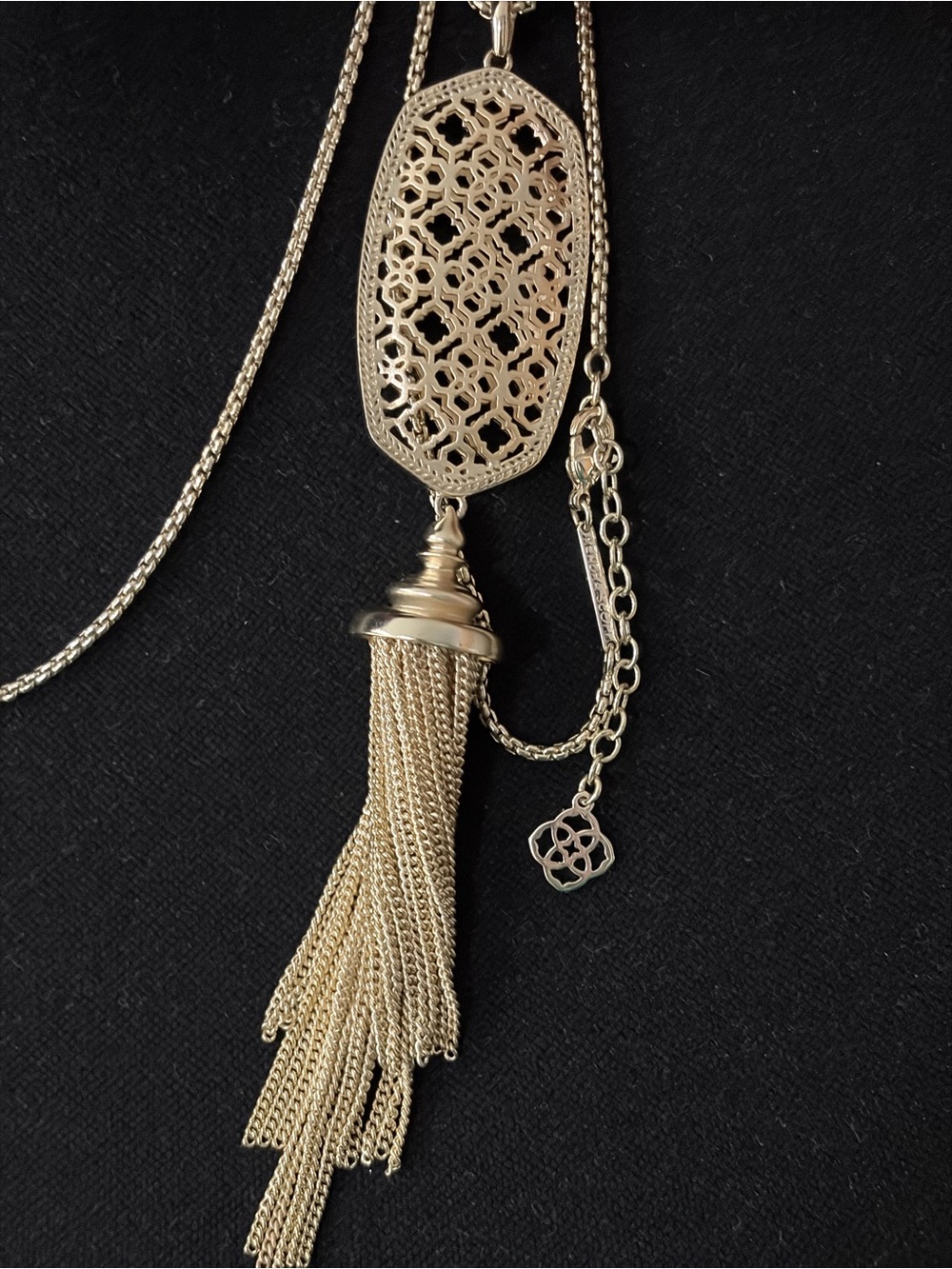 Kendra Scott Benning Necklace in Gold - Picture 4 of 5